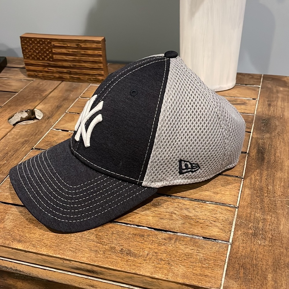 New York Yankees 9FORTY Adjustable Hat - Like New! - Picture 3 of 4